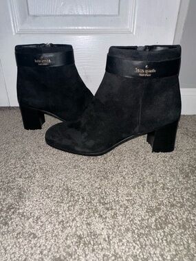 NEW Kate spade suede heeled
Booties